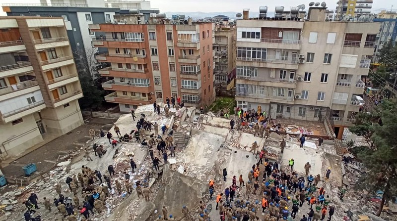 Pandangan udara dari puing-puing saat pencarian dan penyelamatan berlanjut setelah gempa berkekuatan 7,4 melanda provinsi selatan Turki, di Adana, Turki pada 6 Februari 2023. (General Directorate of State Hydraulic Works of Turkiye / Handout/Anadolu Agency via Getty Images)
