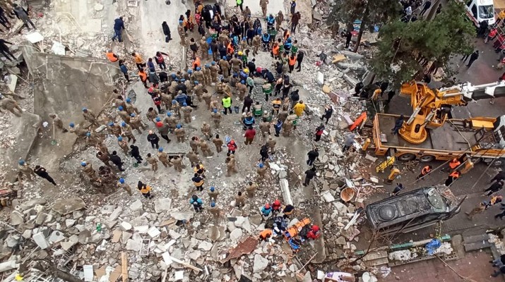 Pandangan udara dari puing-puing bangunan yang runtuh setelah gempa berkekuatan 7,4 melanda Sanliurfa, Turkiye pada 06 Februari 2023. Pandangan udara dari puing-puing bangunan yang runtuh setelah gempa berkekuatan 7,4 melanda Sanliurfa, Turkiye pada 06 Februari 2023. Gempa berkekuatan 7,4 mengguncang provinsi selatan Kahramanmaras Turkiye Senin pagi, menurut Otoritas Manajemen Bencana dan Darurat Turkiye (AFAD). Itu diikuti oleh gempa berkekuatan 6,4 yang melanda provinsi Gaziantep tenggara. Gempa ketiga dengan magnitudo 6,5 juga melanda Gaziantep. Gempa bumi telah mempengaruhi beberapa provinsi termasuk, Osmaniye, Malatya, Adiyaman, Adana, Diyarbakir, Kilis dan Sanliurfa. (Rauf Maltas/Anadolu Agency via Getty Images)
