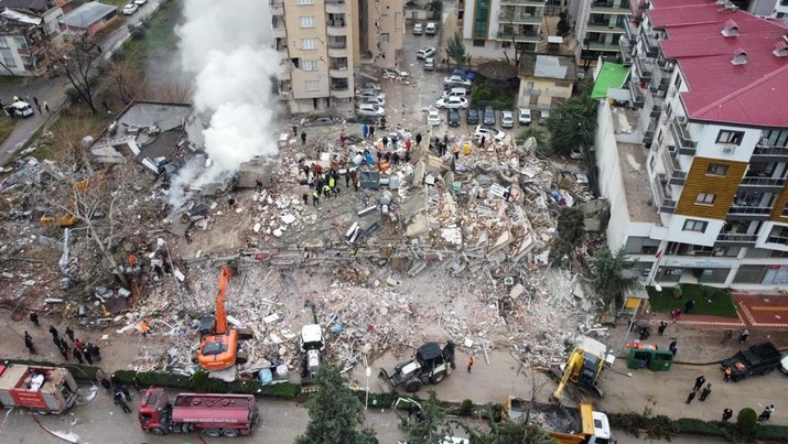 Pandangan udara dari puing-puing saat petugas penyelamat melakukan operasi pencarian dan penyelamatan di gedung yang runtuh setelah gempa berkekuatan 7,4 melanda Osmaniye, Turkiye pada 06 Februari 2023. (Muzaffer Cagliyaner/Anadolu Agency via Getty Images)