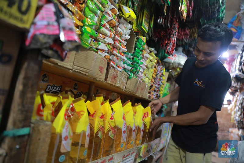 Pedagang berjaga diwarung eceran di Pasar Kebayoran Lama, Jakarta,Senin 6/2. Harga minyak goreng terpantau bergerak naik dalam beberapa pekan terakhir. Bahkan, semakin menjauhi harga eceran tertinggi (HET) yang ditetapkan pemerintah, yaitu Rp14.000 per liter atau Rp15.500 per kg. (CNBC Indonesia/ Muhammad Sabki)