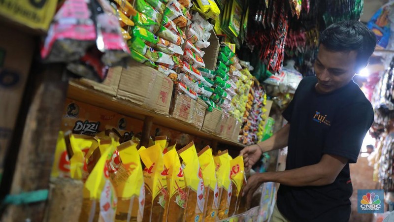 Pedagang berjaga diwarung eceran di Pasar Kebayoran Lama, Jakarta,Senin 6/2. Harga minyak goreng terpantau bergerak naik dalam beberapa pekan terakhir. Bahkan, semakin menjauhi harga eceran tertinggi (HET) yang ditetapkan pemerintah, yaitu Rp14.000 per liter atau Rp15.500 per kg. (CNBC Indonesia/ Muhammad Sabki)