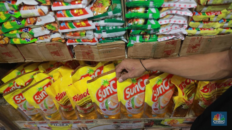 Pedagang berjaga diwarung eceran di Pasar Kebayoran Lama, Jakarta,Senin 6/2. Harga minyak goreng terpantau bergerak naik dalam beberapa pekan terakhir. Bahkan, semakin menjauhi harga eceran tertinggi (HET) yang ditetapkan pemerintah, yaitu Rp14.000 per liter atau Rp15.500 per kg. (CNBC Indonesia/ Muhammad Sabki)