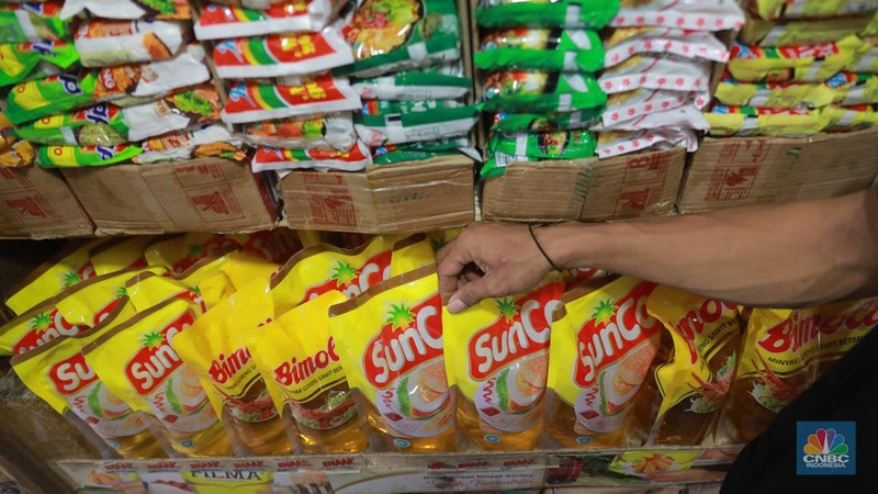 Pedagang berjaga diwarung eceran di Pasar Kebayoran Lama, Jakarta,Senin 6/2. Harga minyak goreng terpantau bergerak naik dalam beberapa pekan terakhir. Bahkan, semakin menjauhi harga eceran tertinggi (HET) yang ditetapkan pemerintah, yaitu Rp14.000 per liter atau Rp15.500 per kg. (CNBC Indonesia/ Muhammad Sabki)