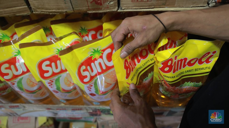 Pedagang berjaga diwarung eceran di Pasar Kebayoran Lama, Jakarta,Senin 6/2. Harga minyak goreng terpantau bergerak naik dalam beberapa pekan terakhir. Bahkan, semakin menjauhi harga eceran tertinggi (HET) yang ditetapkan pemerintah, yaitu Rp14.000 per liter atau Rp15.500 per kg. (CNBC Indonesia/ Muhammad Sabki)