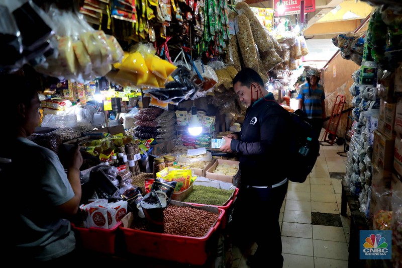 Pedagang berjaga diwarung eceran di Pasar Kebayoran Lama, Jakarta,Senin 6/2. Harga minyak goreng terpantau bergerak naik dalam beberapa pekan terakhir. Pedagang berjaga diwarung eceran di Pasar Kebayoran Lama, Jakarta,Senin 6/2. Harga minyak goreng terpantau bergerak naik dalam beberapa pekan terakhir. Bahkan, semakin menjauhi harga eceran tertinggi (HET) yang ditetapkan pemerintah, yaitu Rp14.000 per liter atau Rp15.500 per kg. (CNBC Indonesia/ Muhammad Sabki)