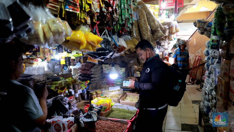 Pedagang berjaga diwarung eceran di Pasar Kebayoran Lama, Jakarta,Senin 6/2. Harga minyak goreng terpantau bergerak naik dalam beberapa pekan terakhir. Bahkan, semakin menjauhi harga eceran tertinggi (HET) yang ditetapkan pemerintah, yaitu Rp14.000 per liter atau Rp15.500 per kg. (CNBC Indonesia/ Muhammad Sabki)