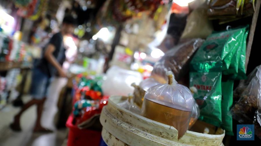 Pedagang berjaga diwarung eceran di Pasar Kebayoran Lama, Jakarta,Senin 6/2. Harga minyak goreng terpantau bergerak naik dalam beberapa pekan terakhir. Bahkan, semakin menjauhi harga eceran tertinggi (HET) yang ditetapkan pemerintah, yaitu Rp14.000 per liter atau Rp15.500 per kg. (CNBC Indonesia/ Muhammad Sabki)