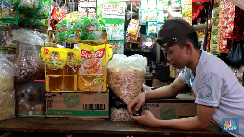 Pedagang berjaga diwarung eceran di Pasar Kebayoran Lama, Jakarta,Senin 6/2. Harga minyak goreng terpantau bergerak naik dalam beberapa pekan terakhir. Pedagang berjaga diwarung eceran di Pasar Kebayoran Lama, Jakarta,Senin 6/2. Harga minyak goreng terpantau bergerak naik dalam beberapa pekan terakhir. Bahkan, semakin menjauhi harga eceran tertinggi (HET) yang ditetapkan pemerintah, yaitu Rp14.000 per liter atau Rp15.500 per kg. (CNBC Indonesia/ Muhammad Sabki)
