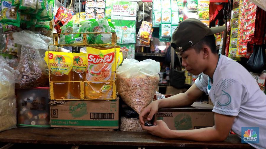 Pedagang berjaga diwarung eceran di Pasar Kebayoran Lama, Jakarta,Senin 6/2. Harga minyak goreng terpantau bergerak naik dalam beberapa pekan terakhir. Bahkan, semakin menjauhi harga eceran tertinggi (HET) yang ditetapkan pemerintah, yaitu Rp14.000 per liter atau Rp15.500 per kg. (վ/ Muhammad Sabki)