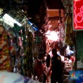 Pedagang berjaga diwarung eceran di Pasar Kebayoran Lama, Jakarta,Senin 6/2. Harga minyak goreng terpantau bergerak naik dalam beberapa pekan terakhir. Bahkan, semakin menjauhi harga eceran tertinggi (HET) yang ditetapkan pemerintah, yaitu Rp14.000 p