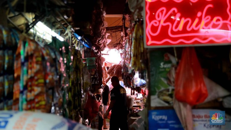 Pedagang berjaga diwarung eceran di Pasar Kebayoran Lama, Jakarta,Senin 6/2. Harga minyak goreng terpantau bergerak naik dalam beberapa pekan terakhir. Bahkan, semakin menjauhi harga eceran tertinggi (HET) yang ditetapkan pemerintah, yaitu Rp14.000 per liter atau Rp15.500 per kg. (CNBC Indonesia/ Muhammad Sabki)