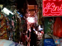 Pedagang berjaga diwarung eceran di Pasar Kebayoran Lama, Jakarta,Senin 6/2. Harga minyak goreng terpantau bergerak naik dalam beberapa pekan terakhir. Bahkan, semakin menjauhi harga eceran tertinggi (HET) yang ditetapkan pemerintah, yaitu Rp14.000 p