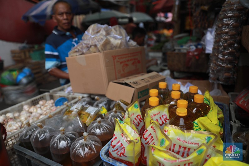 Pedagang berjaga diwarung eceran di Pasar Kebayoran Lama, Jakarta,Senin 6/2. Harga minyak goreng terpantau bergerak naik dalam beberapa pekan terakhir. Bahkan, semakin menjauhi harga eceran tertinggi (HET) yang ditetapkan pemerintah, yaitu Rp14.000 per liter atau Rp15.500 per kg. (CNBC Indonesia/ Muhammad Sabki)