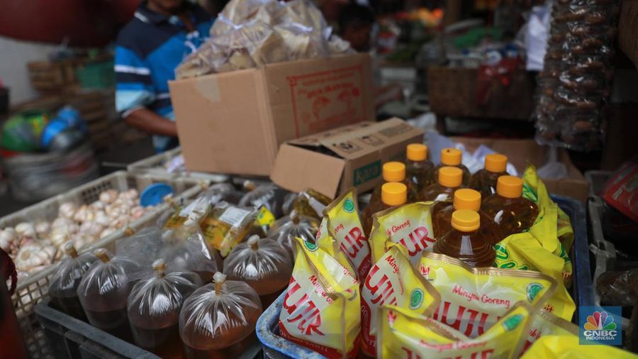 Pedagang berjaga diwarung eceran di Pasar Kebayoran Lama, Jakarta,Senin 6/2. Harga minyak goreng terpantau bergerak naik dalam beberapa pekan terakhir. Bahkan, semakin menjauhi harga eceran tertinggi (HET) yang ditetapkan pemerintah, yaitu Rp14.000 per liter atau Rp15.500 per kg. (CNBC Indonesia/ Muhammad Sabki)
