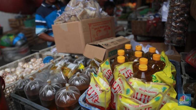 Pedagang berjaga diwarung eceran di Pasar Kebayoran Lama, Jakarta,Senin 6/2. Harga minyak goreng terpantau bergerak naik dalam beberapa pekan terakhir. Bahkan, semakin menjauhi harga eceran tertinggi (HET) yang ditetapkan pemerintah, yaitu Rp14.000 per liter atau Rp15.500 per kg. (CNBC Indonesia/ Muhammad Sabki)