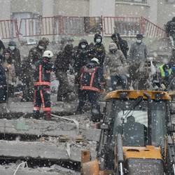Turki Diguncang 100 Gempa Susulan, Evakuasi Berjalan Sulit