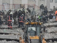 Turki Diguncang 100 Gempa Susulan, Evakuasi Berjalan Sulit