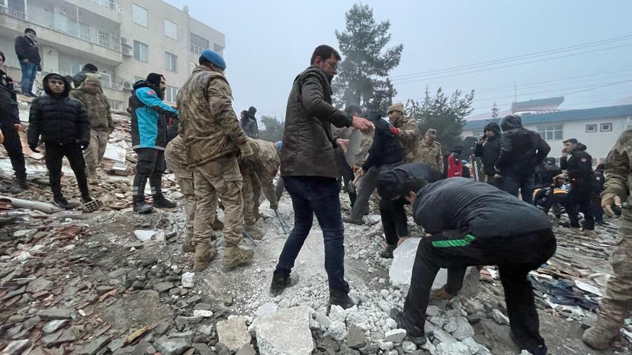 Pemandangan bangunan yang runtuh setelah gempa pada 6 Februari 2023 di Sanliurfa, Turkiye. Pekerjaan pencarian dan penyelamatan berlanjut di daerah tersebut. Gempa berkekuatan 7,4 skala Richter mengguncang provinsi Kahramanmaras di selatan Turkiye pada Senin pagi, menurut Otoritas Manajemen Bencana dan Darurat (AFAD) Turkiye. Itu diikuti oleh gempa berkekuatan 6,4 yang melanda provinsi Gaziantep tenggara. Gempa ketiga dengan magnitudo 6,5 juga melanda Gaziantep. (Rauf Maltas/Anadolu Agency via Getty Images)