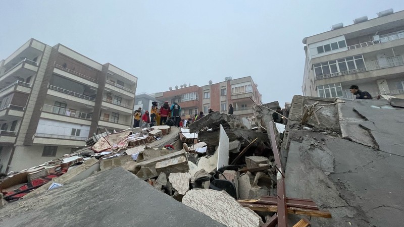 Pandangan udara dari puing-puing saat pencarian dan penyelamatan berlanjut setelah gempa berkekuatan 7,4 melanda provinsi selatan Turki, di Adana, Turki pada 6 Februari 2023. (General Directorate of State Hydraulic Works of Turkiye / Handout/Anadolu Agency via Getty Images)