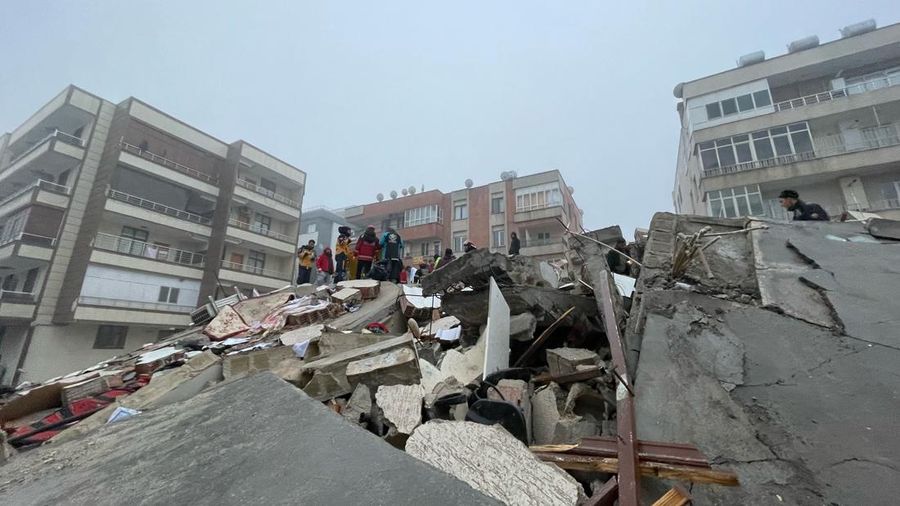 Pemandangan bangunan yang runtuh setelah gempa pada 6 Februari 2023 di Sanliurfa, Turkiye. Pekerjaan pencarian dan penyelamatan berlanjut di daerah tersebut. Gempa berkekuatan 7,4 skala Richter mengguncang provinsi Kahramanmaras di selatan Turkiye pada Senin pagi, menurut Otoritas Manajemen Bencana dan Darurat (AFAD) Turkiye. Itu diikuti oleh gempa berkekuatan 6,4 yang melanda provinsi Gaziantep tenggara. Gempa ketiga dengan magnitudo 6,5 juga melanda Gaziantep. (Rauf Maltas/Anadolu Agency via Getty Images)