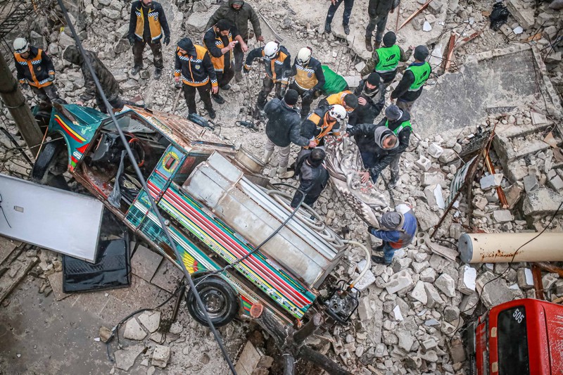Pandangan udara dari puing-puing saat pencarian dan penyelamatan berlanjut setelah gempa berkekuatan 7,4 melanda provinsi selatan Turki, di Adana, Turki pada 6 Februari 2023. (General Directorate of State Hydraulic Works of Turkiye / Handout/Anadolu Agency via Getty Images)