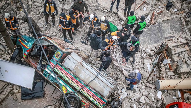 Pandangan udara dari puing-puing saat pencarian dan penyelamatan berlanjut setelah gempa berkekuatan 7,4 melanda provinsi selatan Turki, di Adana, Turki pada 6 Februari 2023. (General Directorate of State Hydraulic Works of Turkiye / Handout/Anadolu Agency via Getty Images)