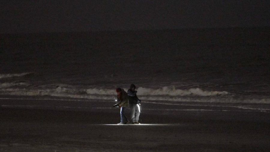 Petugas melakukan pengambilan puing- puing setelah balon mata-mata China ditembak jatuh di Myrtle Beach SC, Amerika Serikat pada 4 Februari 2023. (Anadolu Agency via Getty Images)
