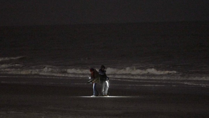 Petugas melakukan pengambilan puing- puing setelah balon mata-mata China ditembak jatuh di Myrtle Beach SC, Amerika Serikat pada 4 Februari 2023. (Anadolu Agency via Getty Images) Petugas melakukan pengambilan puing- puing setelah balon mata-mata China ditembak jatuh di Myrtle Beach SC, Amerika Serikat pada 4 Februari 2023. (Anadolu Agency via Getty Images)