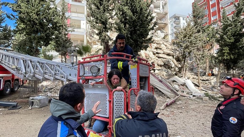 Mehmet Emin Ataoglu diselamatkan di bawah puing-puing bangunan 6 lantai setelah gempa berkekuatan 7,7 melanda distrik Iskenderun di Hatay, Turkiye pada 06 Februari 2023. Mehmet Emin Ataoglu diselamatkan di bawah puing-puing bangunan 6 lantai setelah gempa berkekuatan 7,7 melanda distrik Iskenderun di Hatay, Turkiye pada 06 Februari 2023. Otoritas Manajemen Bencana dan Darurat (AFAD) Turkiye mengatakan gempa berkekuatan 7,7 melanda pada pukul 4.17 pagi ( 0117GMT) dan dipusatkan di distrik Pazarcik di provinsi selatan Kahramanmaras, Turkiye. Provinsi Gaziantep, Sanliurfa, Diyarbakir, Adana, Adiyaman, Malatya, Osmaniye, Hatay, dan Kilis sangat terpengaruh oleh gempa tersebut. (Murat Sengul/Anadolu Agency via Getty Images)