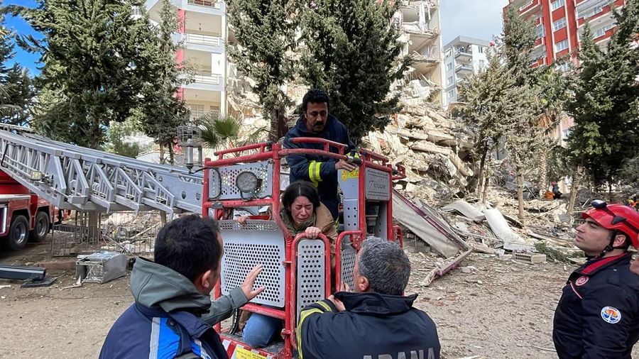 Mehmet Emin Ataoglu diselamatkan di bawah puing-puing bangunan 6 lantai setelah gempa berkekuatan 7,7 melanda distrik Iskenderun di Hatay, Turkiye pada 06 Februari 2023. Otoritas Manajemen Bencana dan Darurat (AFAD) Turkiye mengatakan gempa berkekuatan 7,7 melanda pada pukul 4.17 pagi ( 0117GMT) dan dipusatkan di distrik Pazarcik di provinsi selatan Kahramanmaras, Turkiye. Provinsi Gaziantep, Sanliurfa, Diyarbakir, Adana, Adiyaman, Malatya, Osmaniye, Hatay, dan Kilis sangat terpengaruh oleh gempa tersebut. (Murat Sengul/Anadolu Agency via Getty Images)