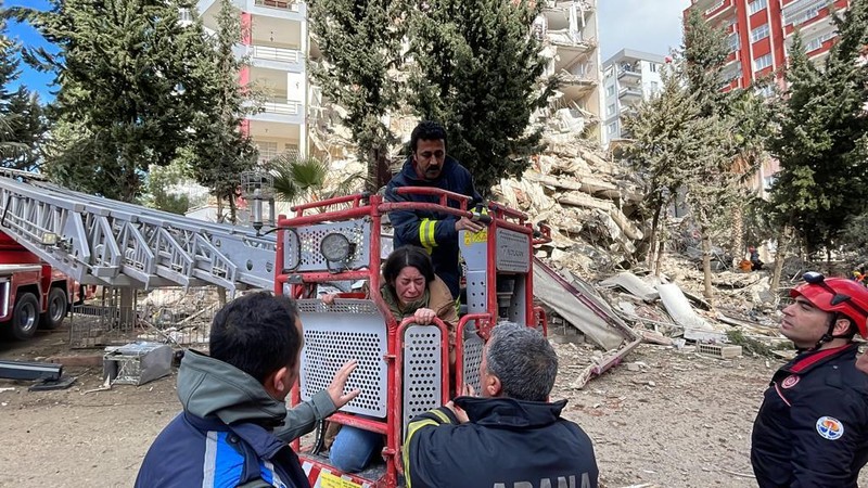 Mehmet Emin Ataoglu diselamatkan di bawah puing-puing bangunan 6 lantai setelah gempa berkekuatan 7,7 melanda distrik Iskenderun di Hatay, Turkiye pada 06 Februari 2023. Otoritas Manajemen Bencana dan Darurat (AFAD) Turkiye mengatakan gempa berkekuatan 7,7 melanda pada pukul 4.17 pagi ( 0117GMT) dan dipusatkan di distrik Pazarcik di provinsi selatan Kahramanmaras, Turkiye. Provinsi Gaziantep, Sanliurfa, Diyarbakir, Adana, Adiyaman, Malatya, Osmaniye, Hatay, dan Kilis sangat terpengaruh oleh gempa tersebut. (Murat Sengul/Anadolu Agency via Getty Images)
