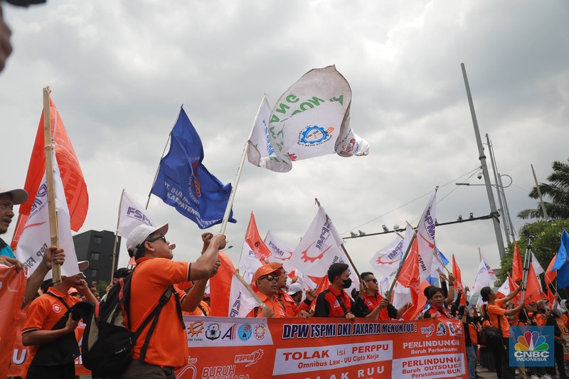 Sejumlah aliansi buruh melakukan aksi demo di depan Gedung DPR RI, Jakarta, Senin (6/2/2023). (CNBC Indonesia/Muhammad Sabki) Sejumlah aliansi buruh melakukan aksi demo di depan Gedung DPR RI, Jakarta, Senin (6/2/2023). (CNBC Indonesia/Muhammad Sabki)