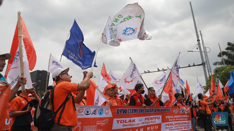 Sejumlah aliansi buruh melakukan aksi demo di depan Gedung DPR RI, Jakarta, Senin (6/2/2023). (CNBC Indonesia/Muhammad Sabki)