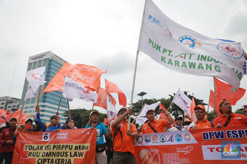 Sejumlah aliansi buruh melakukan aksi demo di depan Gedung DPR RI, Jakarta, Senin (6/2/2023). (CNBC Indonesia/Muhammad Sabki) Sejumlah aliansi buruh melakukan aksi demo di depan Gedung DPR RI, Jakarta, Senin (6/2/2023). (CNBC Indonesia/Muhammad Sabki)