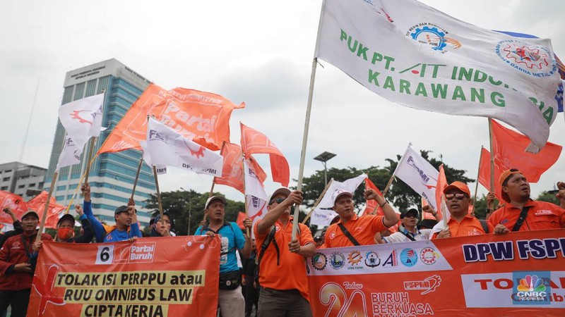 Sejumlah aliansi buruh melakukan aksi demo di depan Gedung DPR RI, Jakarta, Senin (6/2/2023). (CNBC Indonesia/Muhammad Sabki)