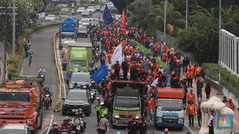Sejumlah aliansi buruh melakukan aksi demo di depan Gedung DPR RI, Jakarta, Senin (6/2/2023). (CNBC Indonesia/Muhammad Sabki)