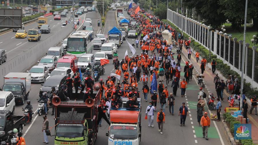 Sejumlah aliansi buruh melakukan aksi demo di depan Gedung DPR RI, Jakarta, Senin (6/2/2023). (CNBC Indonesia/Muhammad Sabki)