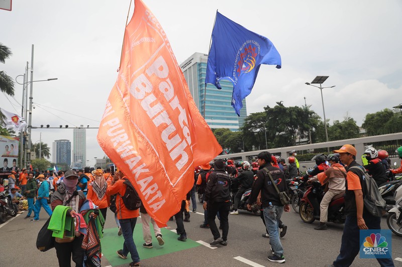 Sejumlah aliansi buruh melakukan aksi demo di depan Gedung DPR RI, Jakarta, Senin (6/2/2023). (CNBC Indonesia/Muhammad Sabki) Sejumlah aliansi buruh melakukan aksi demo di depan Gedung DPR RI, Jakarta, Senin (6/2/2023). (CNBC Indonesia/Muhammad Sabki)