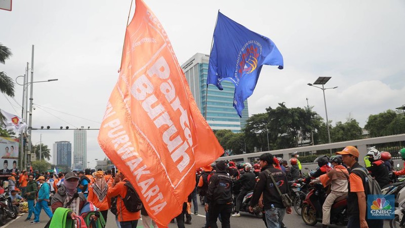 Sejumlah aliansi buruh melakukan aksi demo di depan Gedung DPR RI, Jakarta, Senin (6/2/2023). (CNBC Indonesia/Muhammad Sabki)