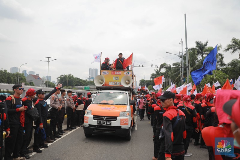 Sejumlah aliansi buruh melakukan aksi demo di depan Gedung DPR RI, Jakarta, Senin (6/2/2023). (CNBC Indonesia/Muhammad Sabki) Sejumlah aliansi buruh melakukan aksi demo di depan Gedung DPR RI, Jakarta, Senin (6/2/2023). (CNBC Indonesia/Muhammad Sabki)