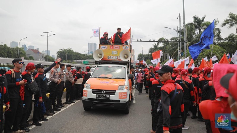Sejumlah aliansi buruh melakukan aksi demo di depan Gedung DPR RI, Jakarta, Senin (6/2/2023). (CNBC Indonesia/Muhammad Sabki)