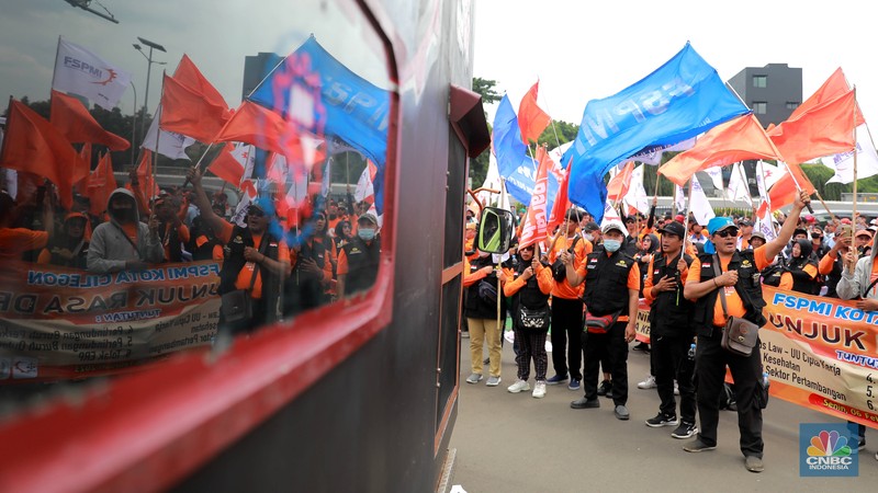 Sejumlah aliansi buruh melakukan aksi demo di depan Gedung DPR RI, Jakarta, Senin (6/2/2023). (CNBC Indonesia/Muhammad Sabki) Sejumlah aliansi buruh melakukan aksi demo di depan Gedung DPR RI, Jakarta, Senin (6/2/2023). (CNBC Indonesia/Muhammad Sabki)
