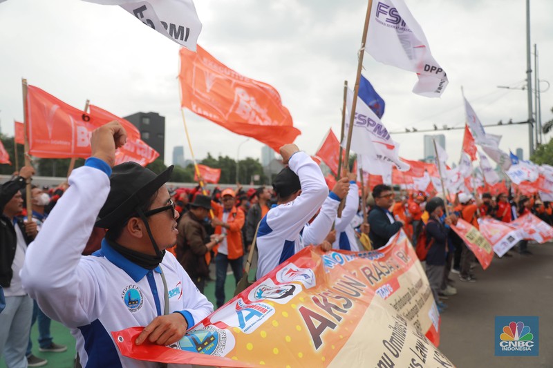 Sejumlah aliansi buruh melakukan aksi demo di depan Gedung DPR RI, Jakarta, Senin (6/2/2023). (CNBC Indonesia/Muhammad Sabki)