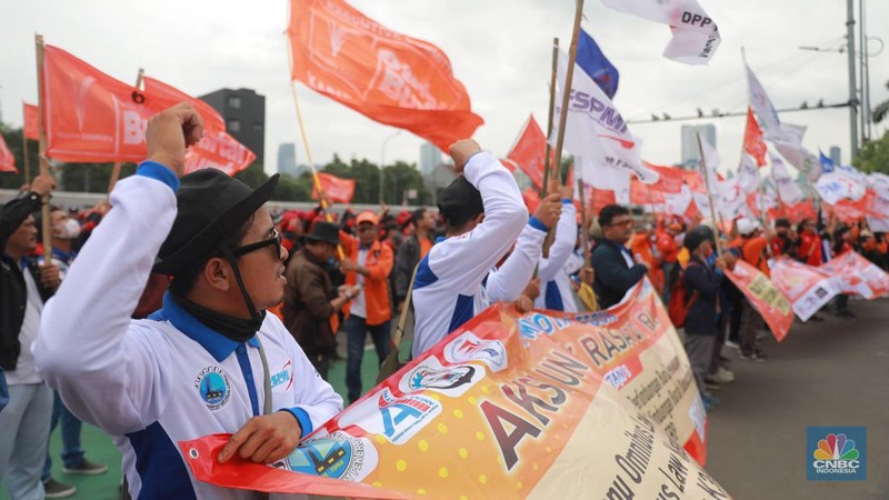 Sejumlah aliansi buruh melakukan aksi demo di depan Gedung DPR RI, Jakarta, Senin (6/2/2023). (CNBC Indonesia/Muhammad Sabki)