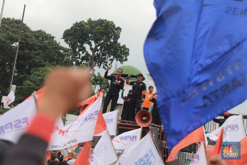 Sejumlah aliansi buruh melakukan aksi demo di depan Gedung DPR RI, Jakarta, Senin (6/2/2023). (CNBC Indonesia/Muhammad Sabki) Sejumlah aliansi buruh melakukan aksi demo di depan Gedung DPR RI, Jakarta, Senin (6/2/2023). (CNBC Indonesia/Muhammad Sabki)