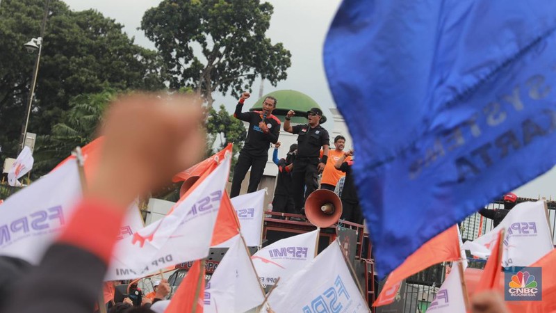 Sejumlah aliansi buruh melakukan aksi demo di depan Gedung DPR RI, Jakarta, Senin (6/2/2023). (CNBC Indonesia/Muhammad Sabki)
