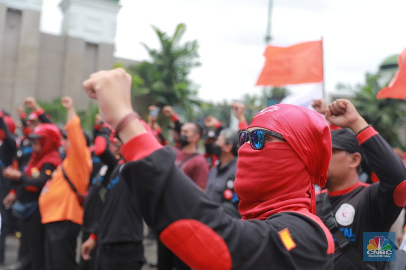 Sejumlah aliansi buruh melakukan aksi demo di depan Gedung DPR RI, Jakarta, Senin (6/2/2023). (CNBC Indonesia/Muhammad Sabki) Sejumlah aliansi buruh melakukan aksi demo di depan Gedung DPR RI, Jakarta, Senin (6/2/2023). (CNBC Indonesia/Muhammad Sabki)