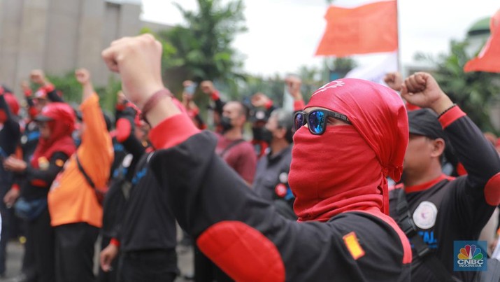 Sejumlah aliansi buruh melakukan aksi demo di depan Gedung DPR RI, Jakarta, Senin (6/2/2023). (CNBC Indonesia/Muhammad Sabki)