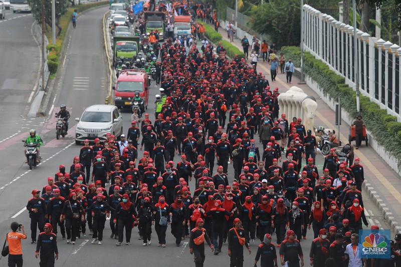 Sejumlah aliansi buruh melakukan aksi demo di depan Gedung DPR RI, Jakarta, Senin (6/2/2023). (CNBC Indonesia/Muhammad Sabki)