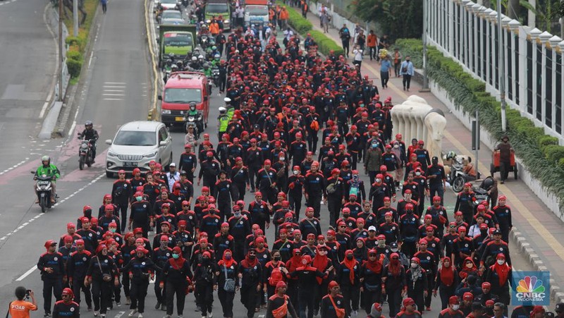 Sejumlah aliansi buruh melakukan aksi demo di depan Gedung DPR RI, Jakarta, Senin (6/2/2023). (CNBC Indonesia/Muhammad Sabki)